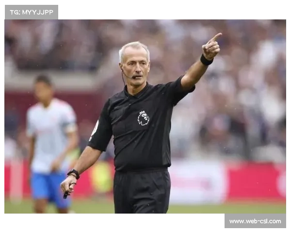 马鑫鑫与左朕年推搡倒地，裁判回看录像判罚